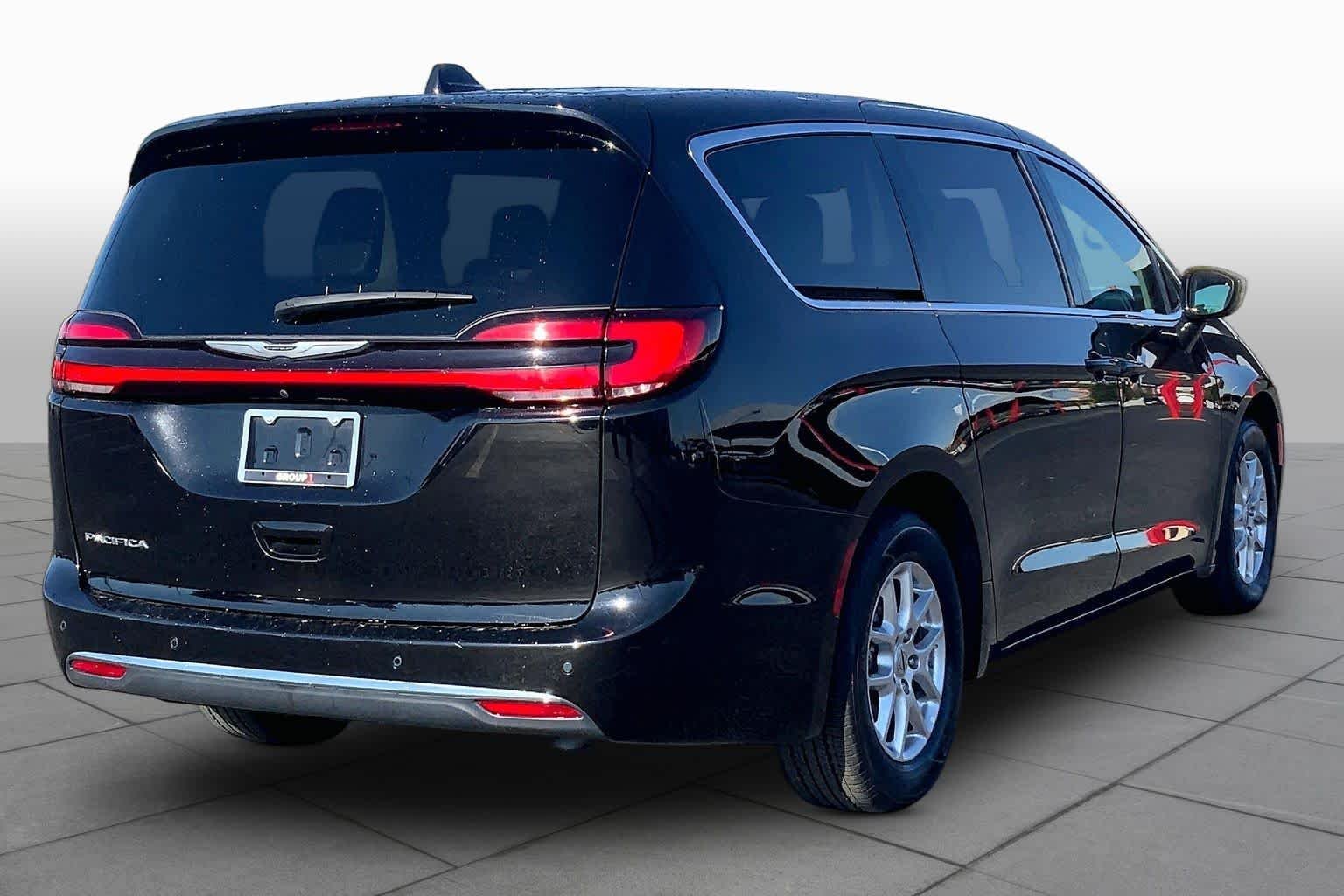 Used 2024 Diamond Black Crystal Pearlcoat Chrysler Touring L image 13
