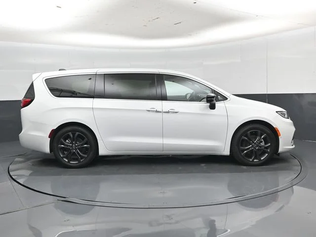 New 2026 Bright White Clear-Coat Exterior Paint Chrysler Limited image 2