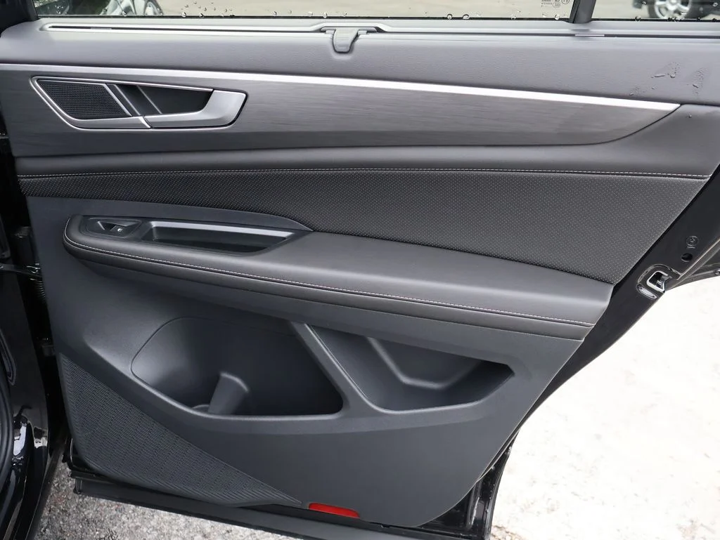 New 2026 Black Volkswagen 2.0T SE w/Technology image 41