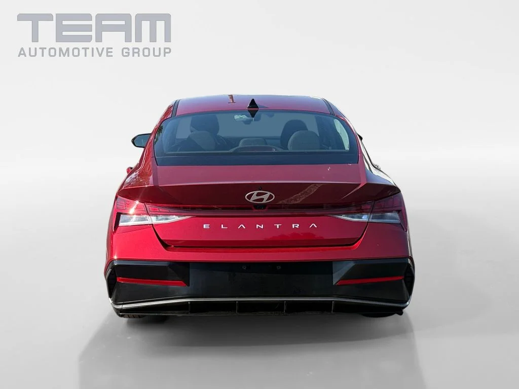 Used 2025 Red Hyundai SEL Convenience image 6