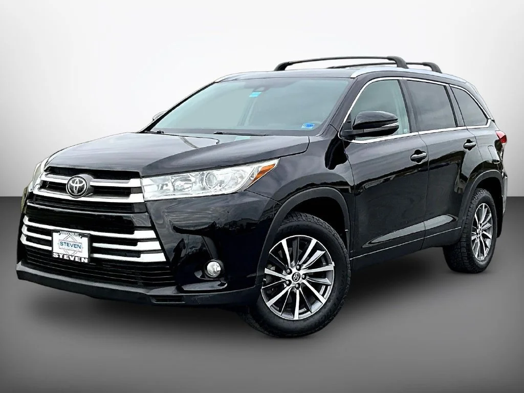 Used 2019 Black Toyota XLE image 3