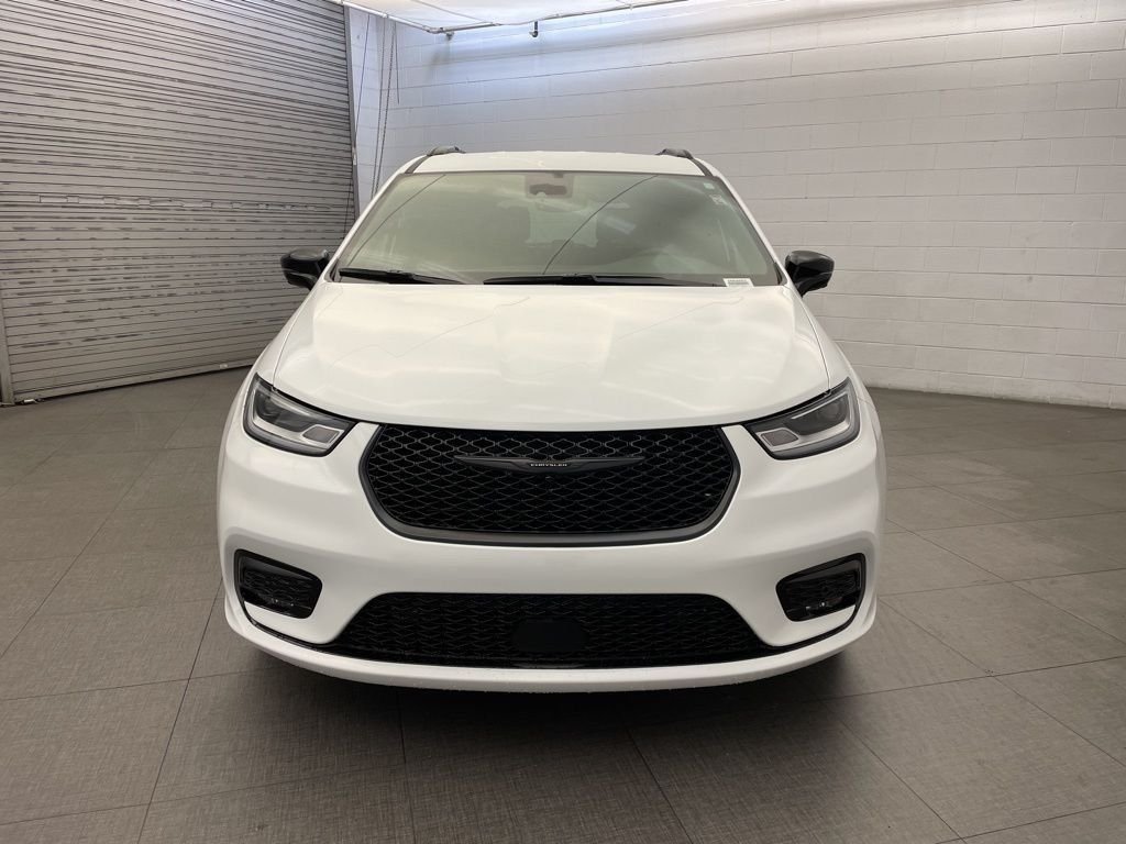 New 2026 Bright White Clear-Coat Exterior Paint Chrysler Select image 6