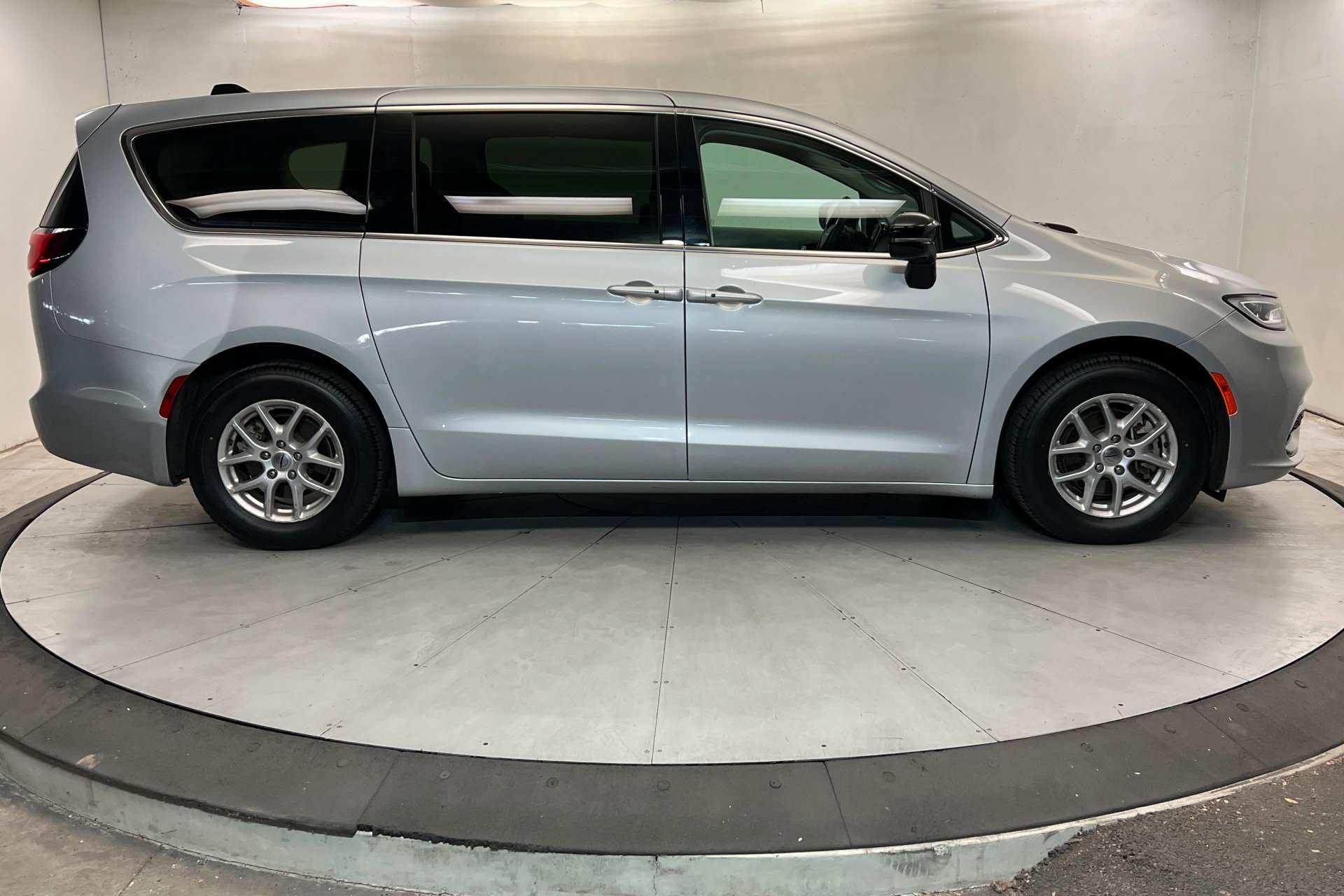 2024 Chrysler Pacifica Touring L - Photo 7
