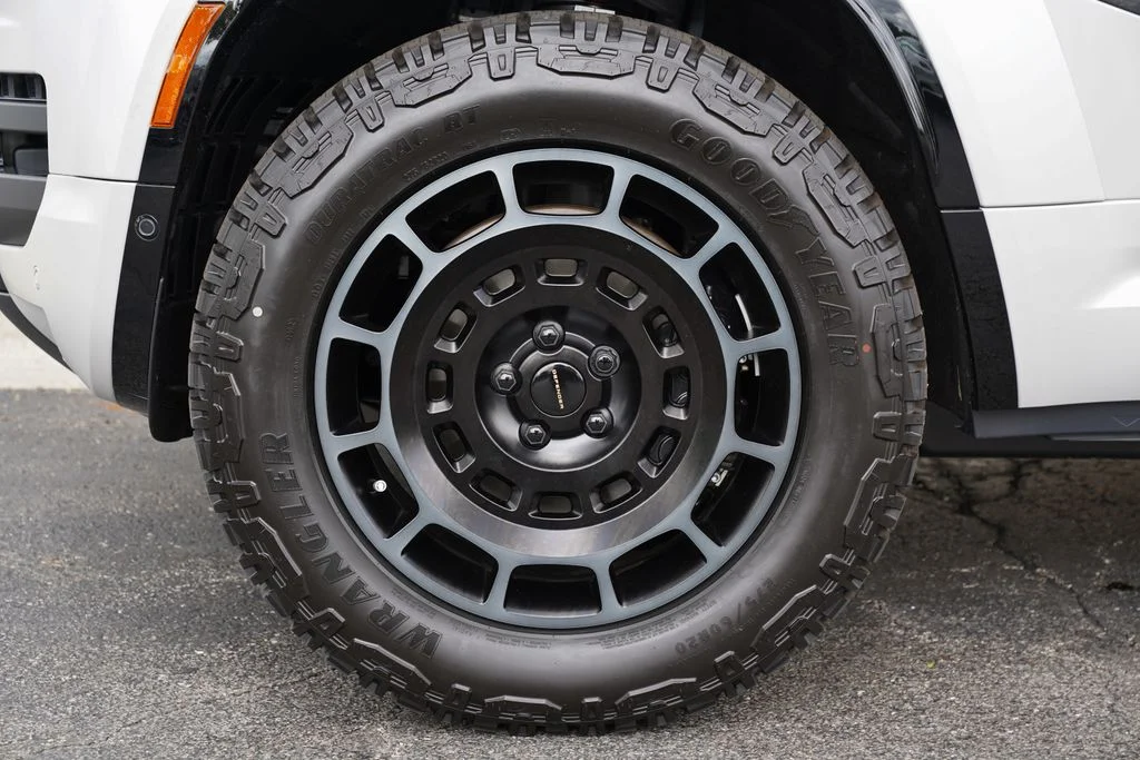 New 2026 Borasco Grey Land Rover OCTA image 10