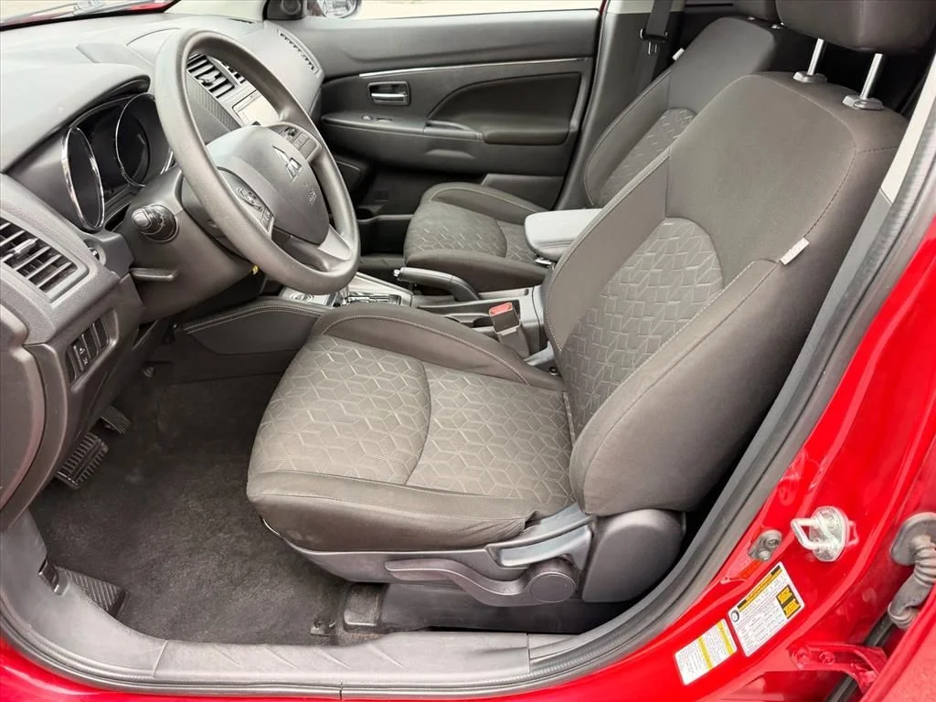 Used 2023 Red Mitsubishi  image 8