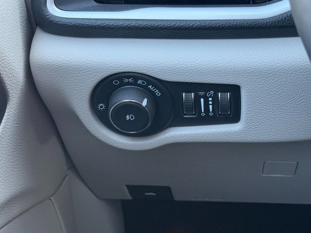Used 2024 Black Chrysler Select image 22