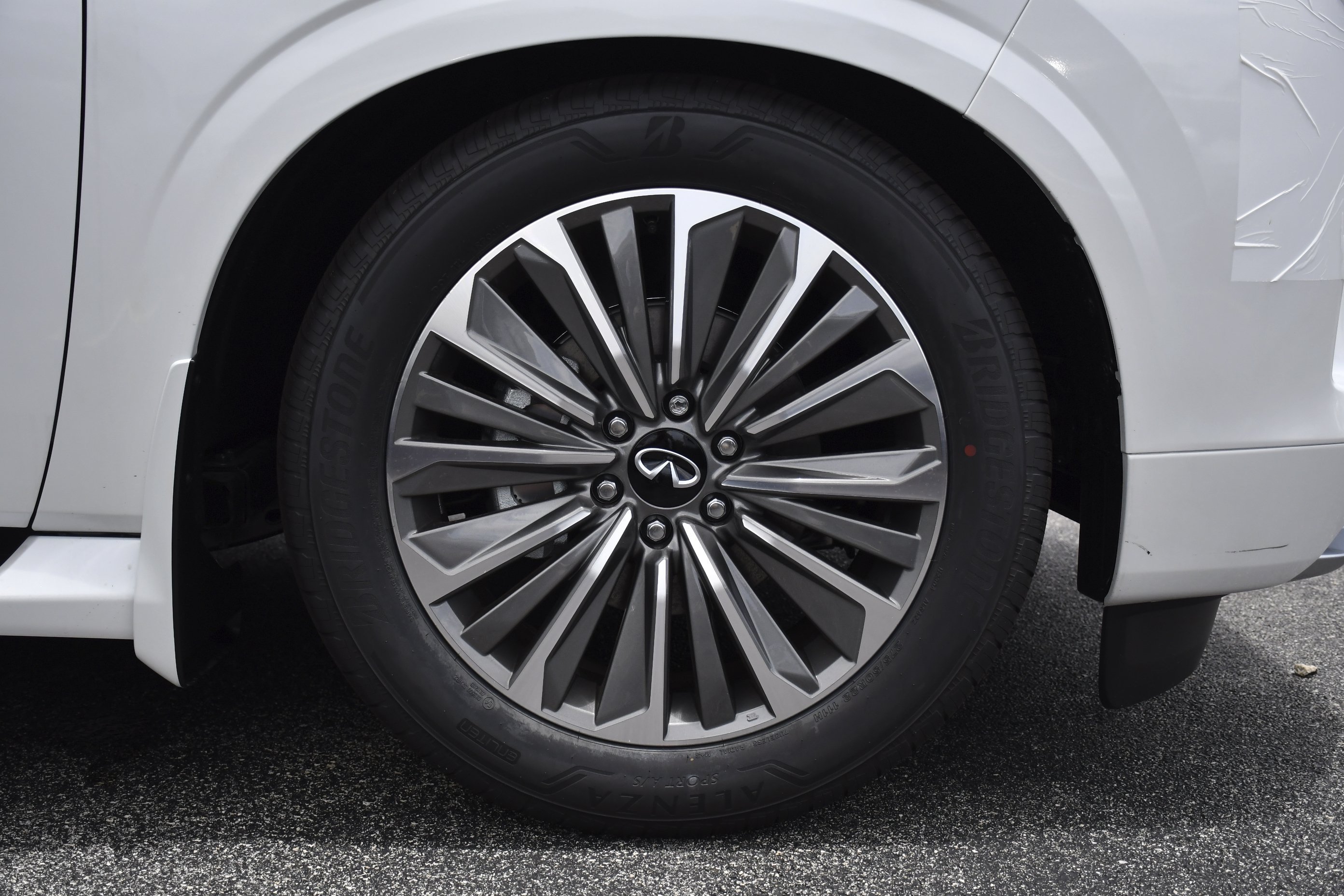 New 2026 RADIANT WHITE INFINITI Luxe 2WD image 38