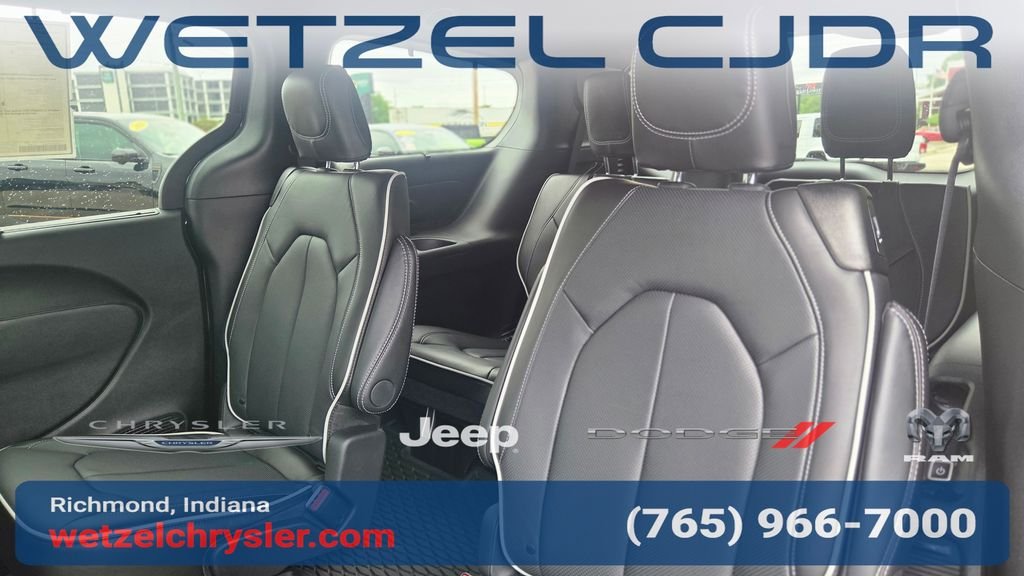 New 2027 Diamond Black Crystal Pearl-Coat Exterior Paint Chrysler Limited image 30