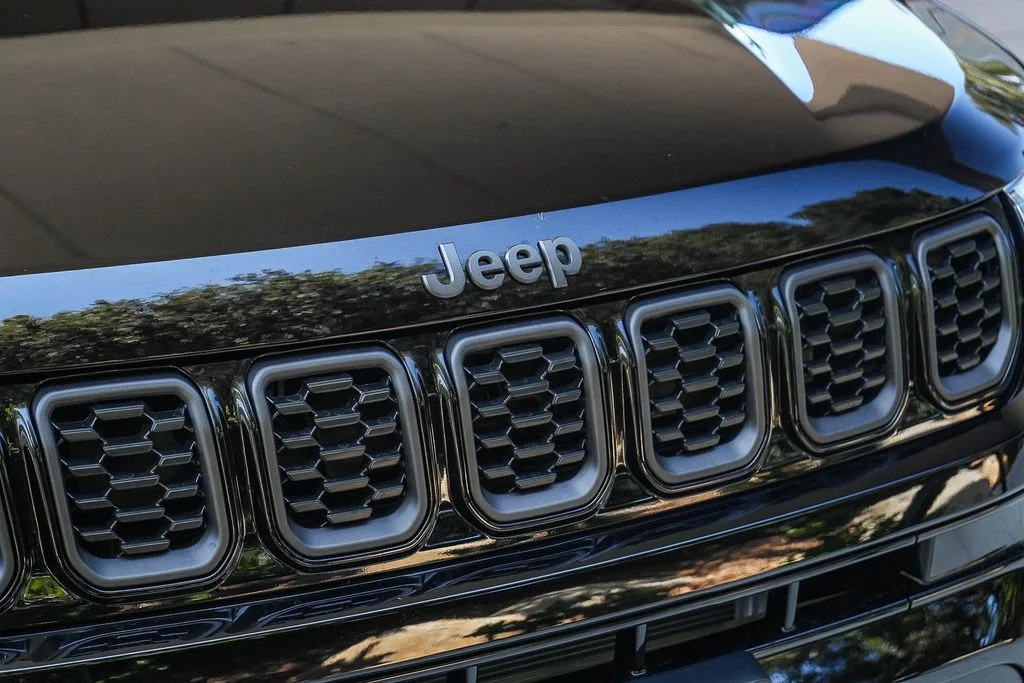 New 2026 Diamond Black Crystal Pearl-Coat Exterior Paint Jeep Limited image 9