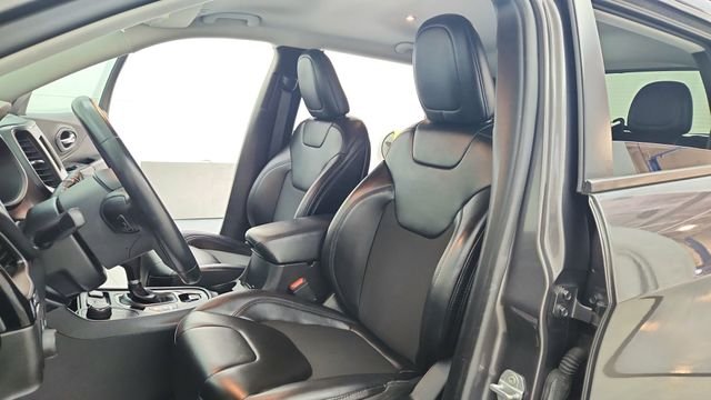Used 2019 Gray Jeep Latitude Plus image 18