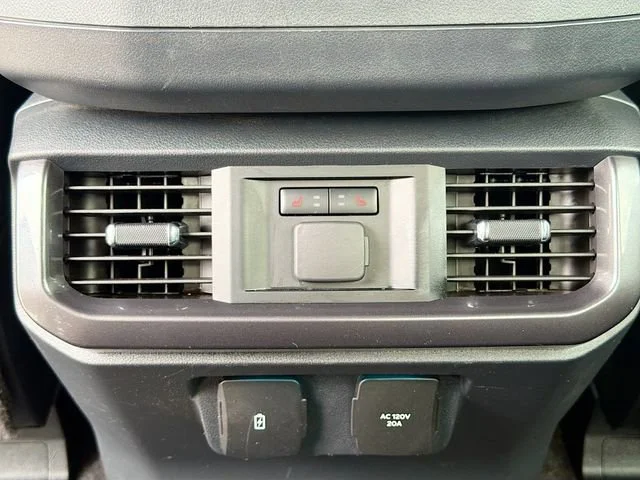 Used 2023 White Metallic Ford LARIAT image 19