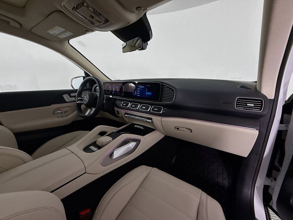 New 2026 MANUFAKTUR Moonlight White Metallic Mercedes-Benz GLS 580 image 32