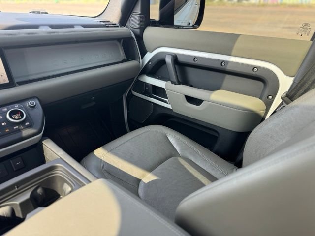Used 2023 White Land Rover S image 12