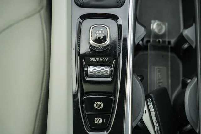 Used 2020 Green Volvo T5 Momentum image 24