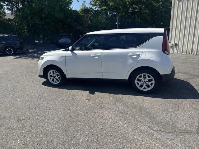 Used 2022 White Kia LX image 8