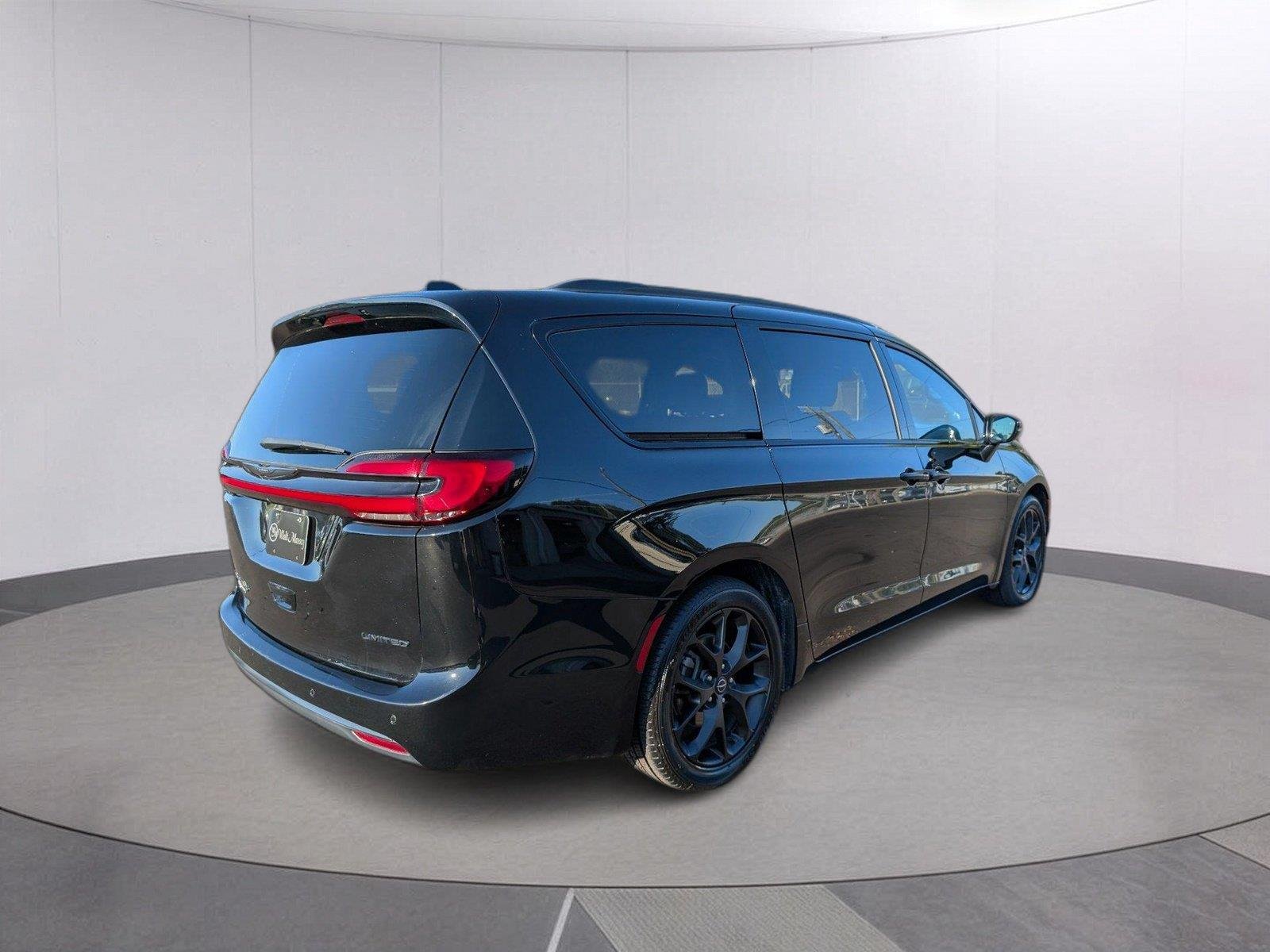Used 2025 Diamond Black Crystal Pearlcoat Chrysler Limited image 7