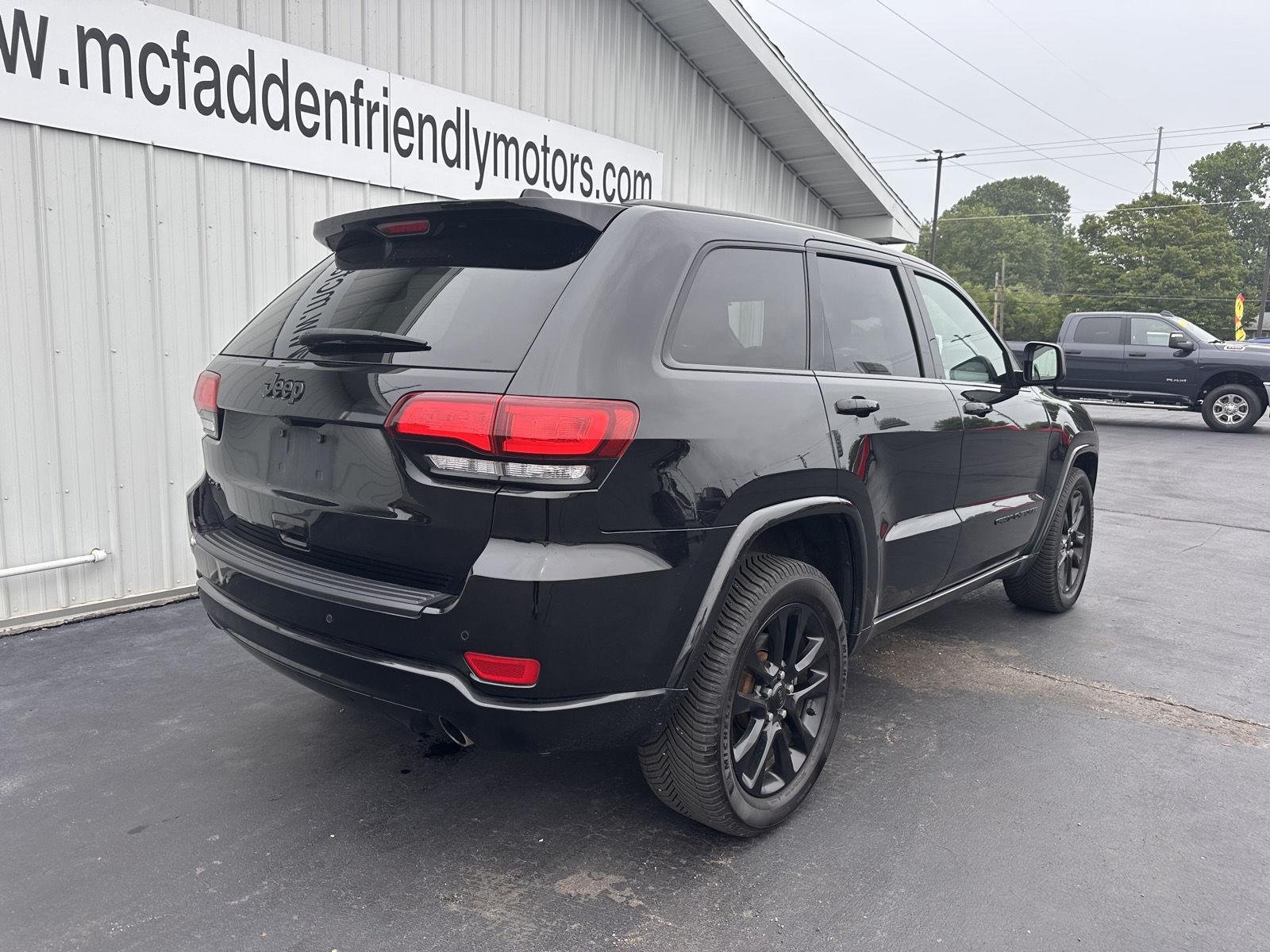 Used 2021 Diamond Black Crystal Pearlcoat Jeep Laredo X image 2