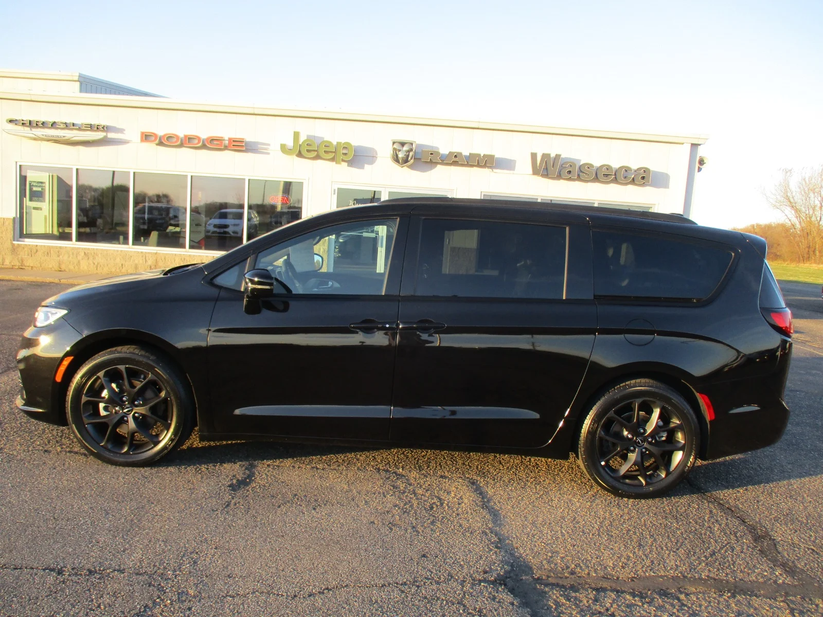 Used 2025 Chrysler Pacifica Limited with VIN 2C4RC1GG8SR522181 for sale in Waseca, Minnesota