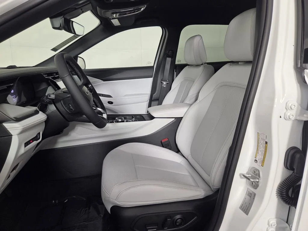 New 2026 Bright White Clear-Coat Exterior Paint Jeep Limited image 10