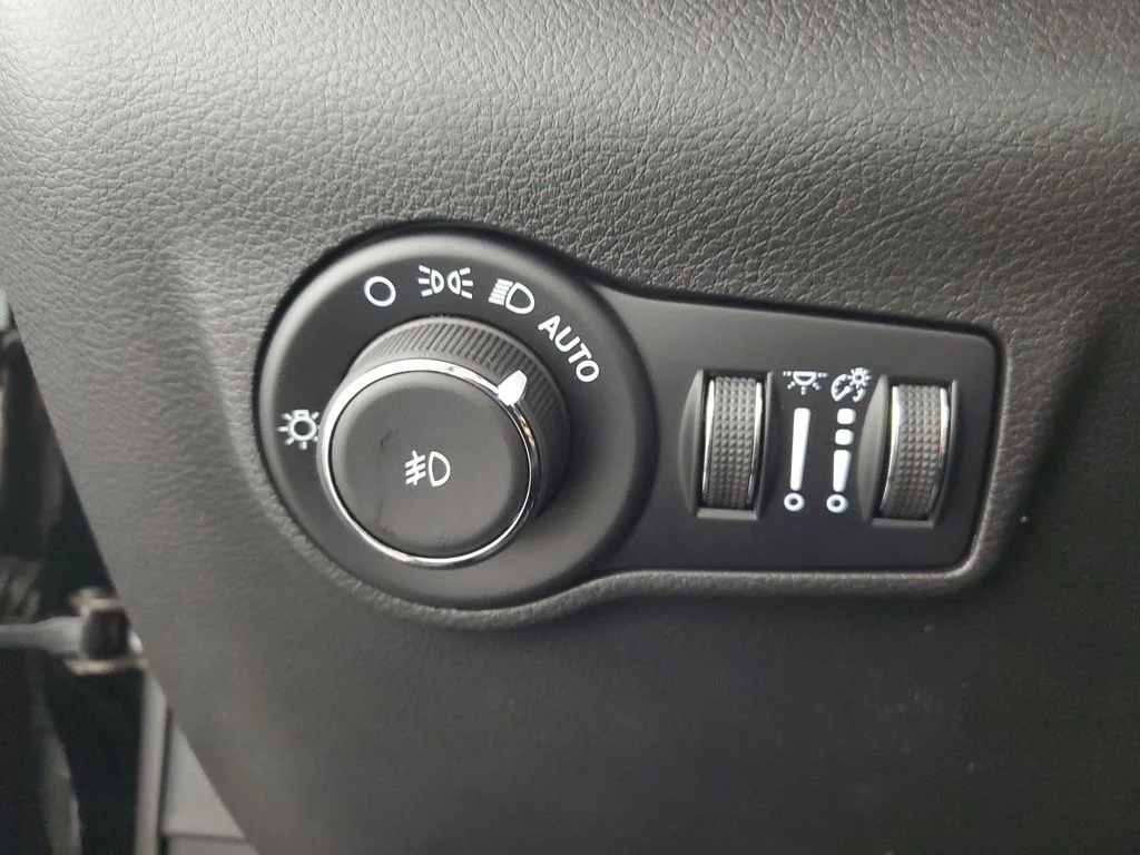 New 2026 Diamond Black Crystal Pearl-Coat Exterior Paint Jeep Latitude image 25