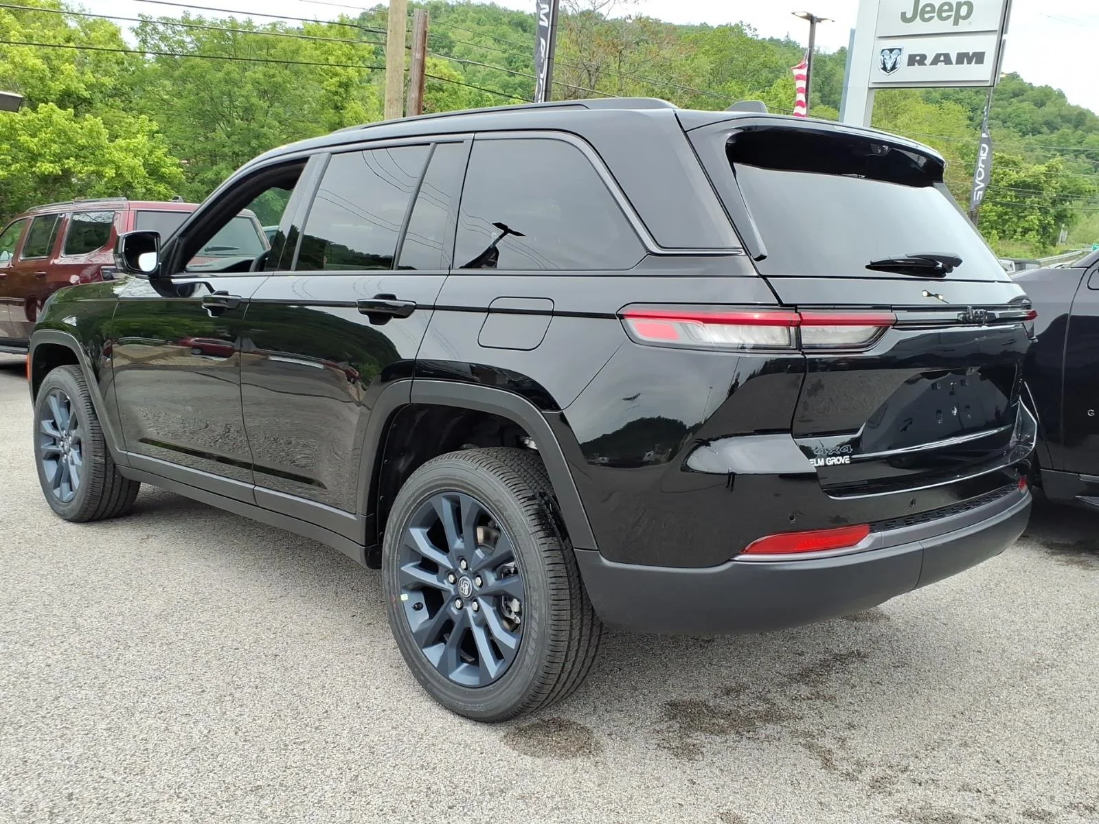 New 2026 Diamond Black Crystal Pearl-Coat Exterior Paint Jeep  image 3