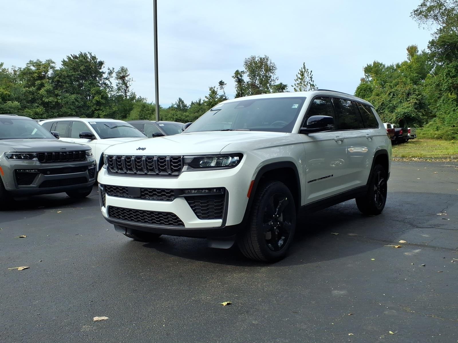 New 2027 Bright White Clear-Coat Paint Jeep Limited image 2