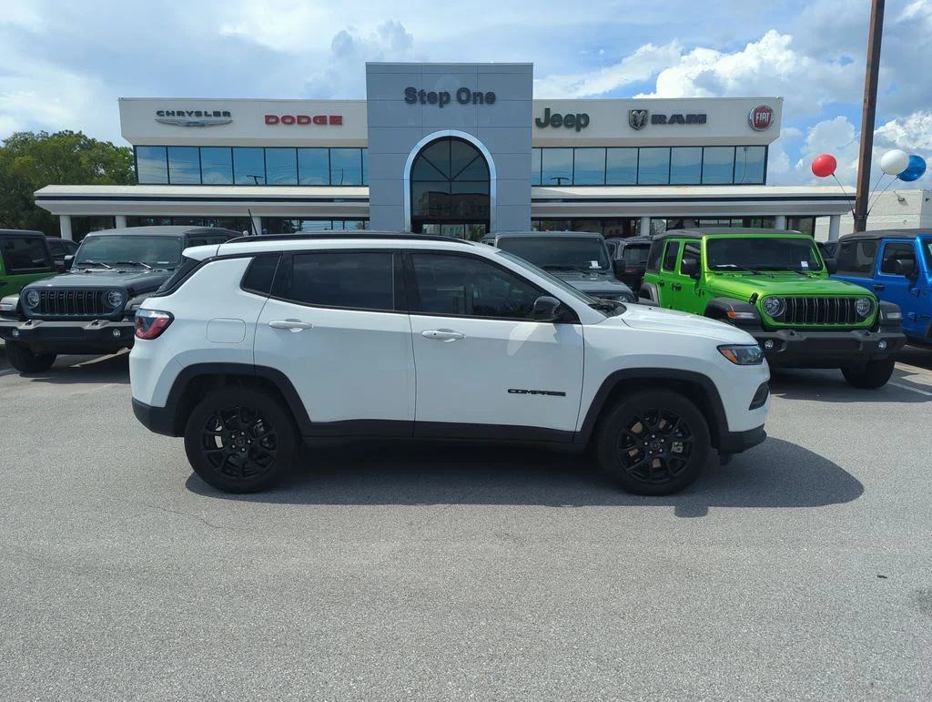 New 2026 Bright White Clear-Coat Exterior Paint Jeep Latitude image 8