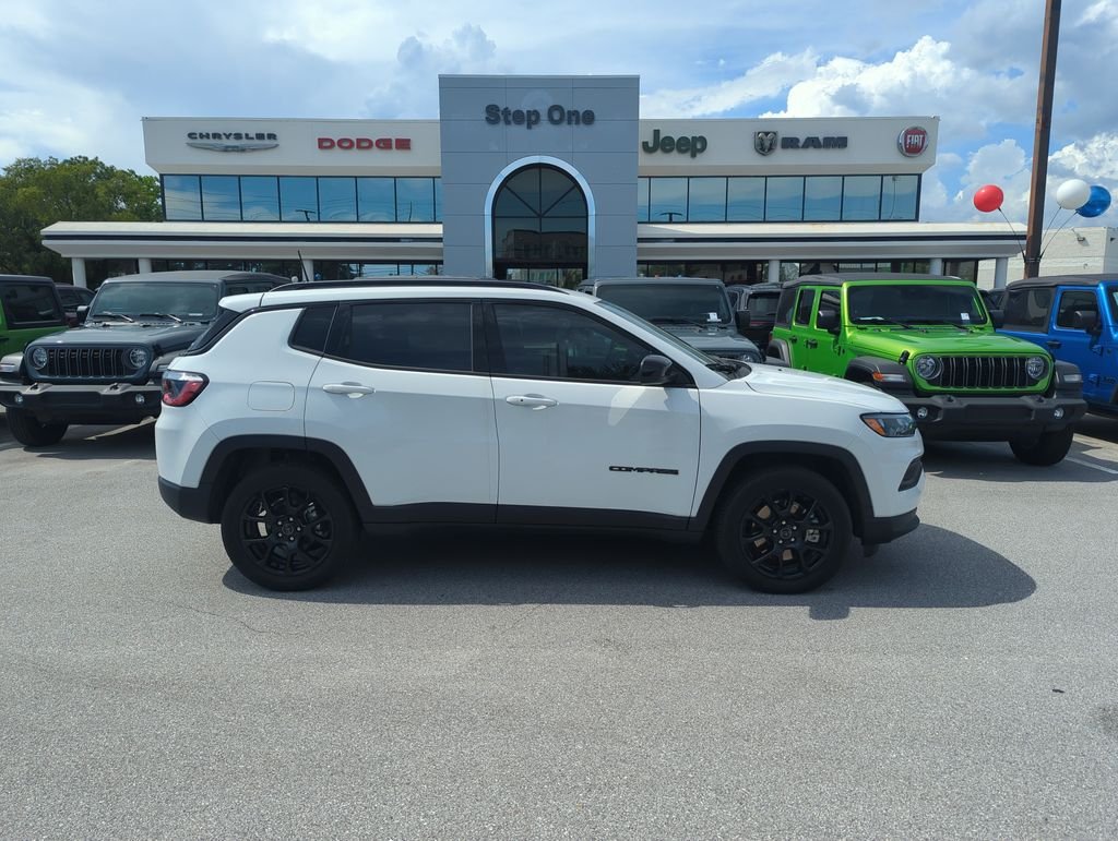 New 2026 Bright White Clear-Coat Exterior Paint Jeep Latitude image 8
