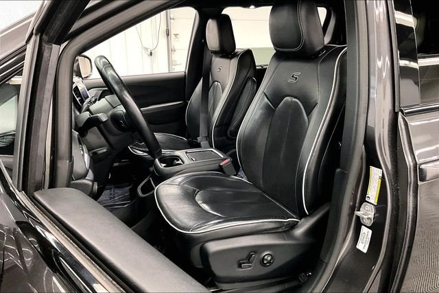 Used 2018 Granite Crystal Metallic Clearcoat Chrysler Limited image 24