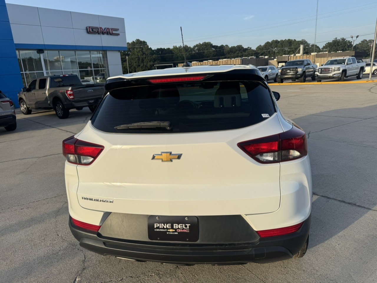 Used 2022 SUMMIT WHITE Chevrolet LS image 5