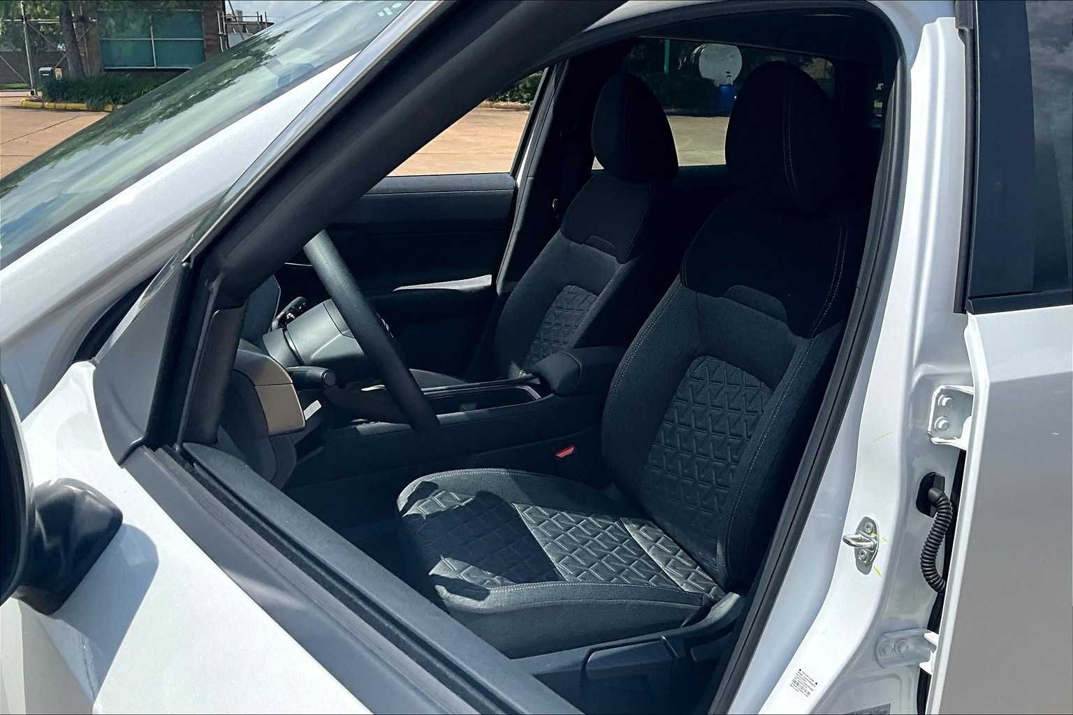 Used 2025 Aspen White Tricoat Nissan SV image 18