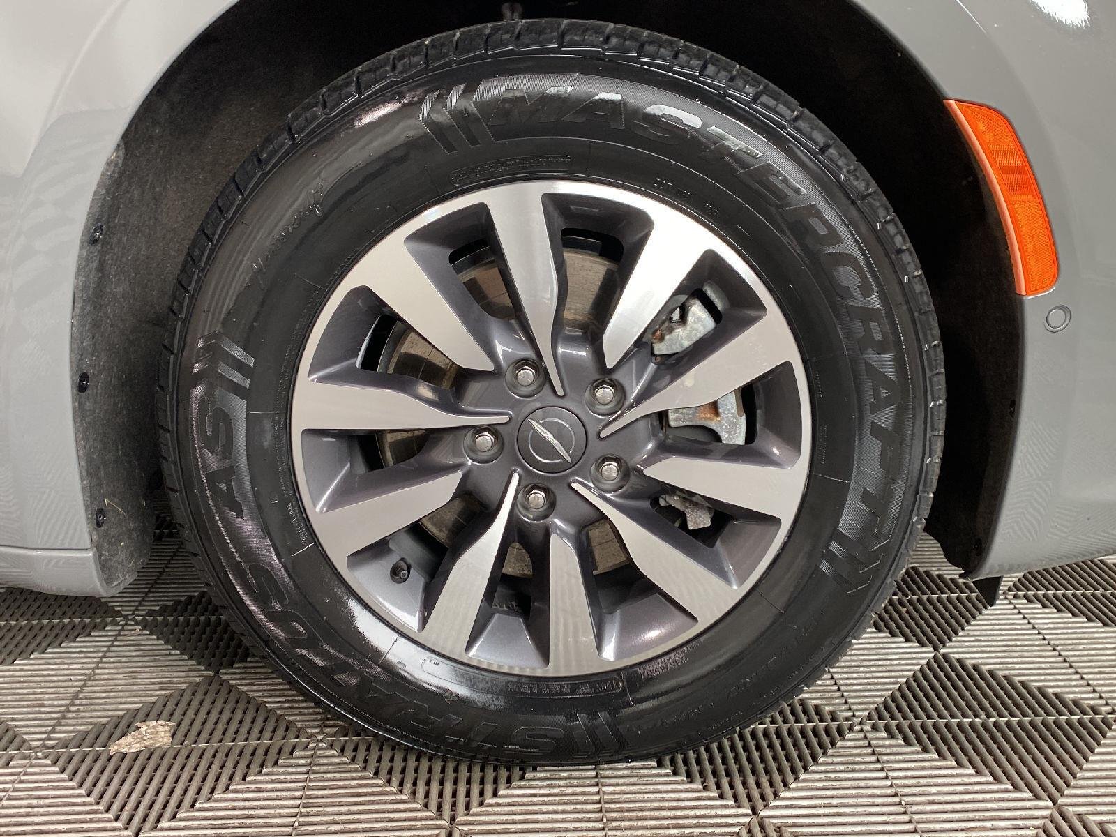 Used 2023 Ceramic Gray Clearcoat Chrysler Hybrid Limited image 9