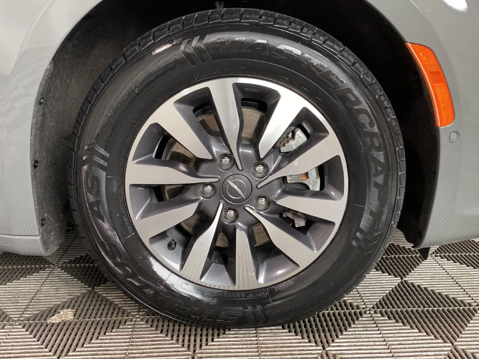 Used 2023 Ceramic Gray Clearcoat Chrysler Hybrid Limited image 9