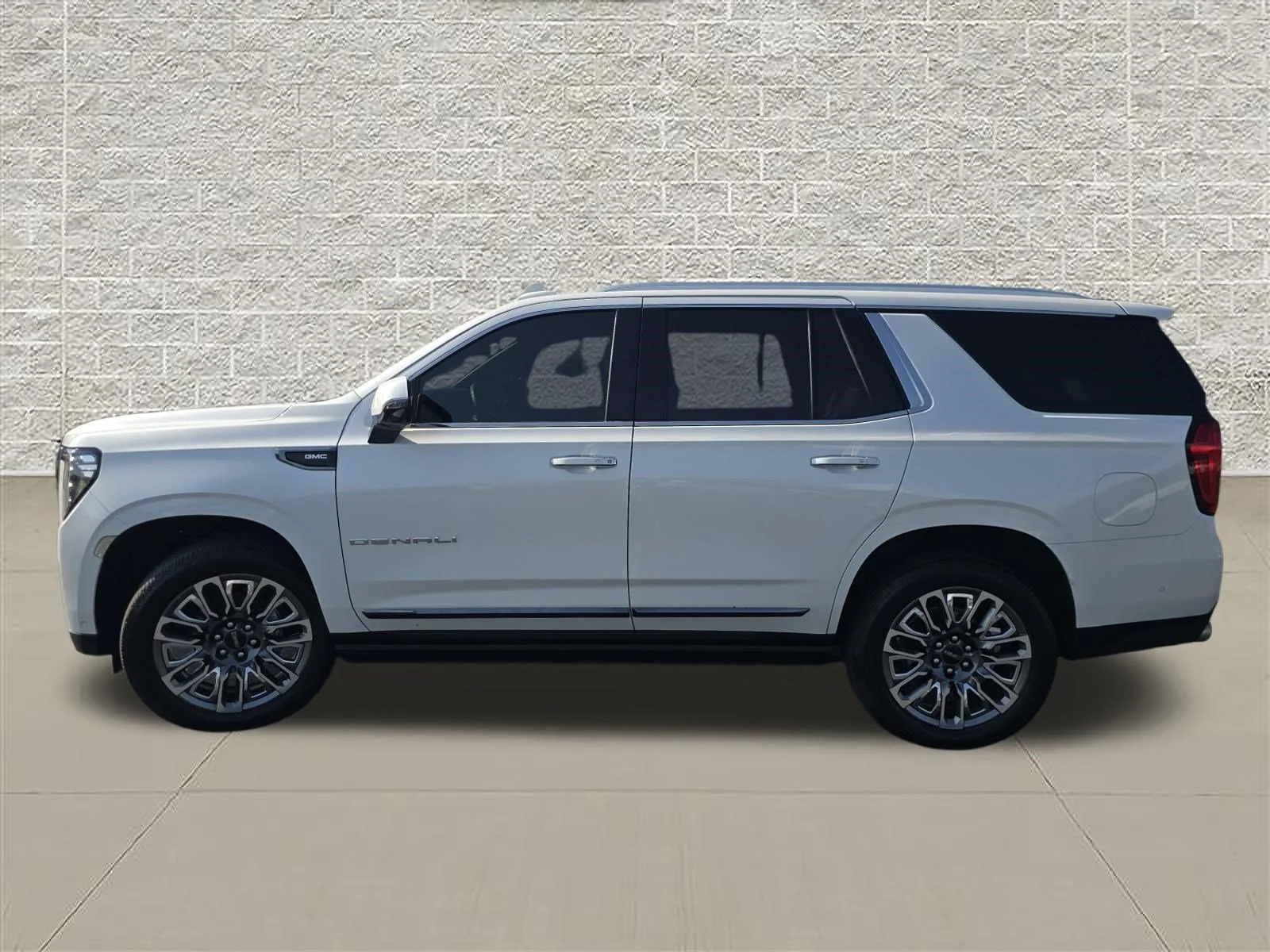 Used 2023 White Frost Tricoat GMC Denali Ultimate image 4