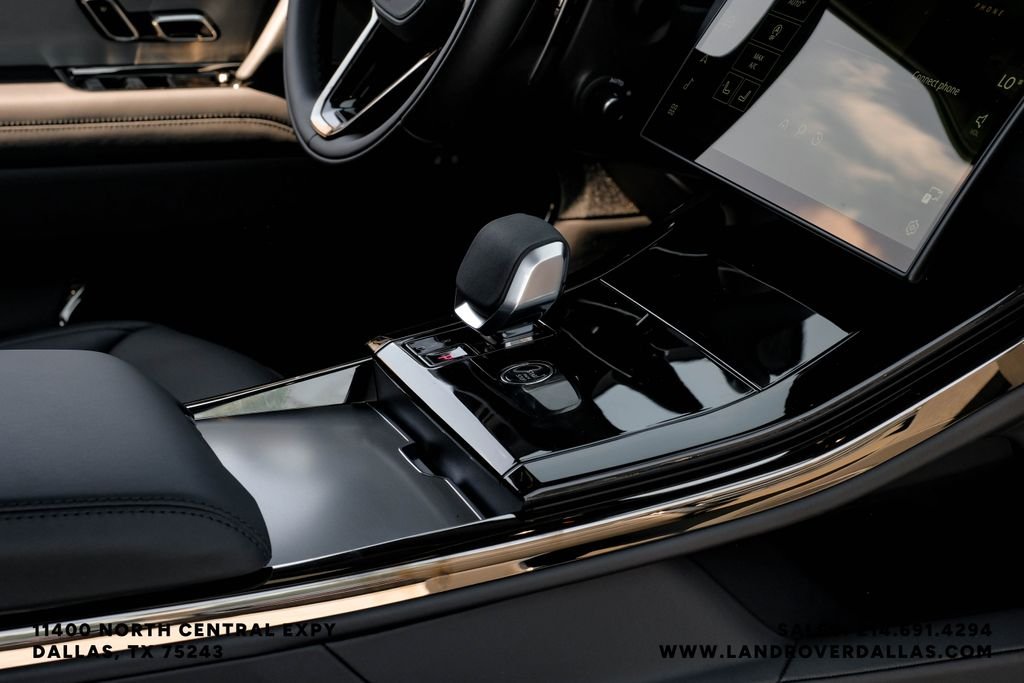 New 2026 Ostuni Pearl Wht Prem Met Land Rover Dynamic SE image 25