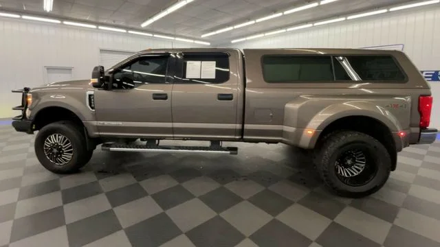 Used 2019  Ford XLT DRW CREW CAB image 5