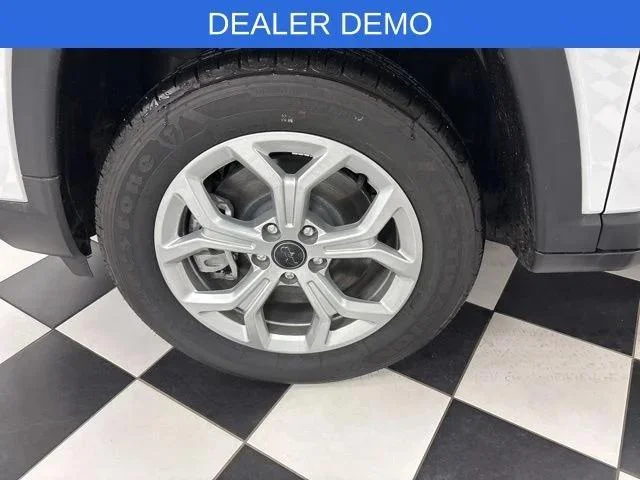 New 2026 Bright White Clear-Coat Exterior Paint Jeep Latitude image 5