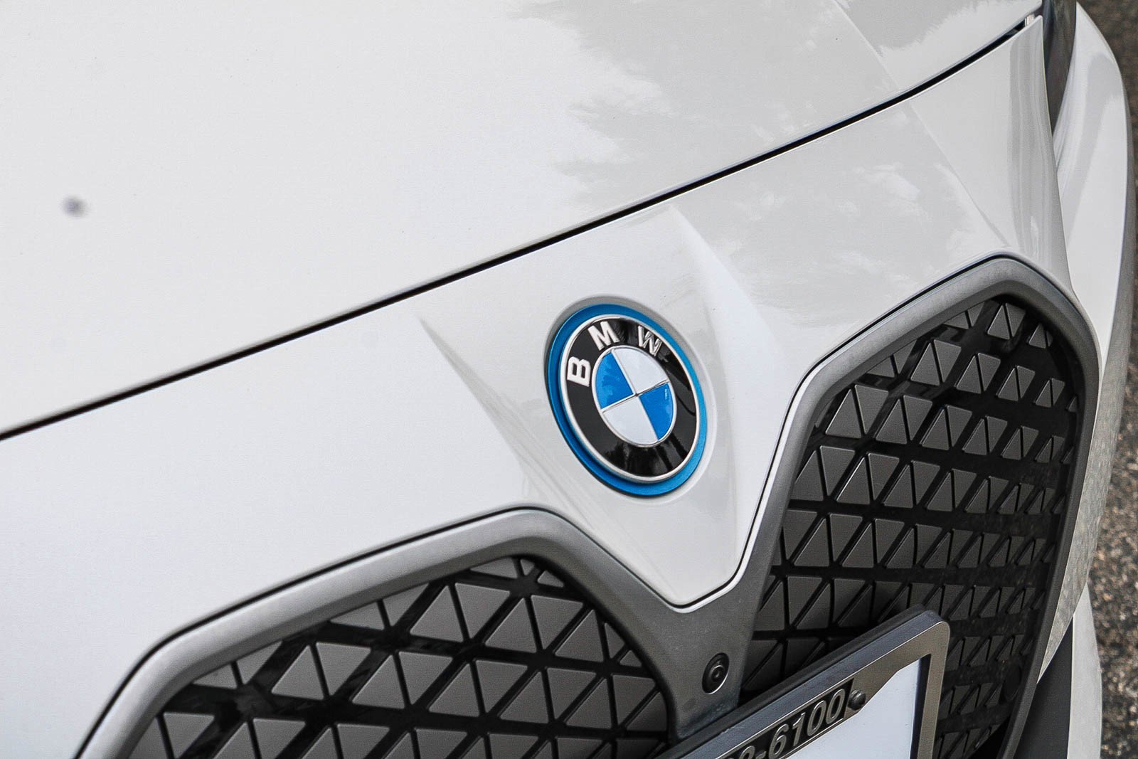 Used 2025 Mineral White Metallic BMW xDrive40 image 10