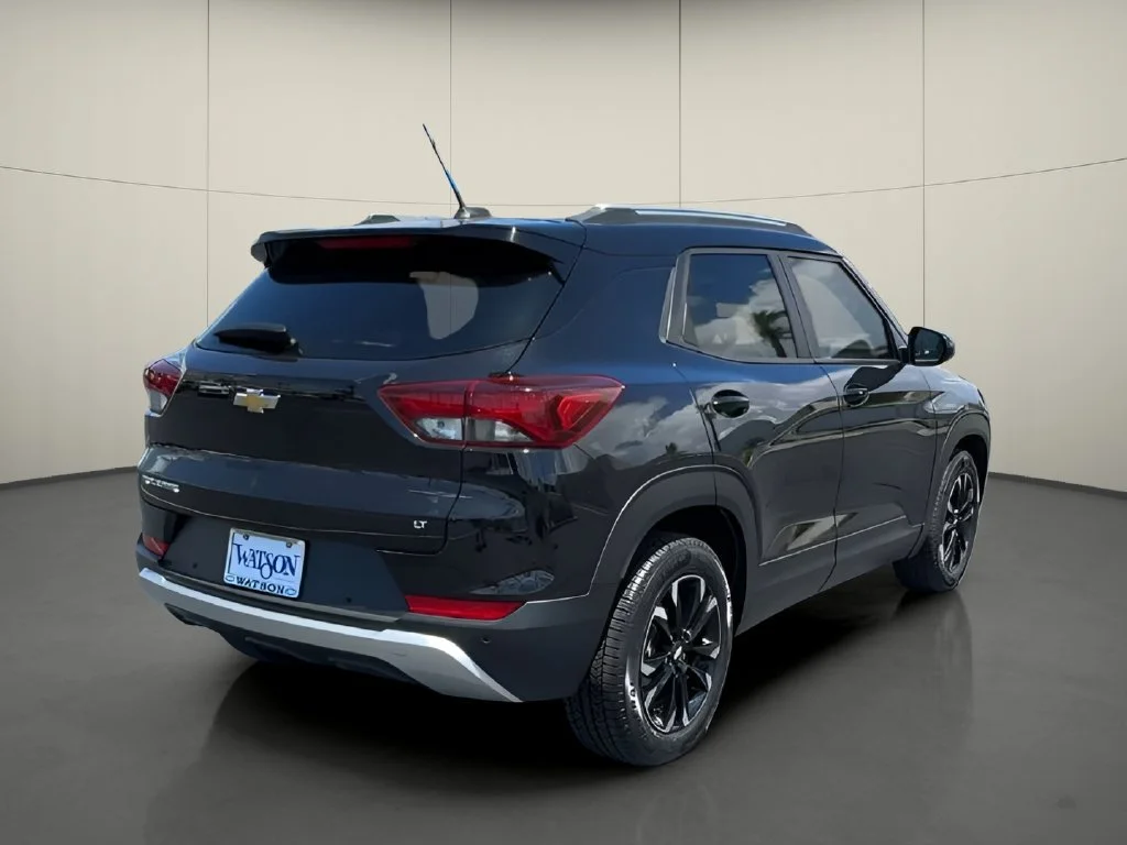 Used 2021 MOSAIC BLACK METALLIC Chevrolet LT image 8