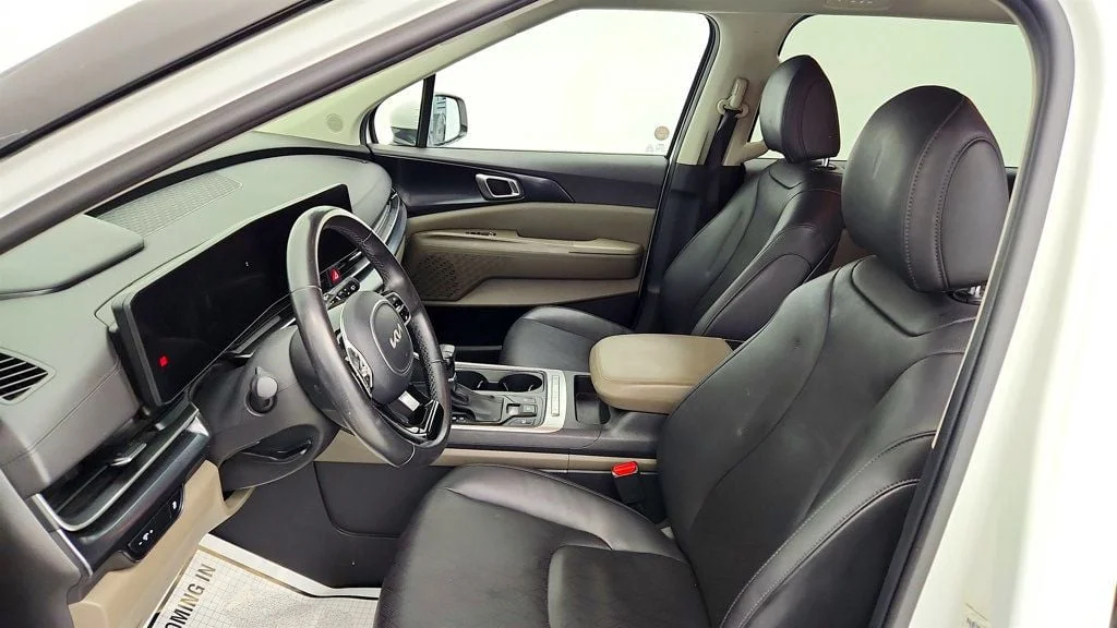 Used 2025 Snow White Pearl Kia LXS FWD image 20