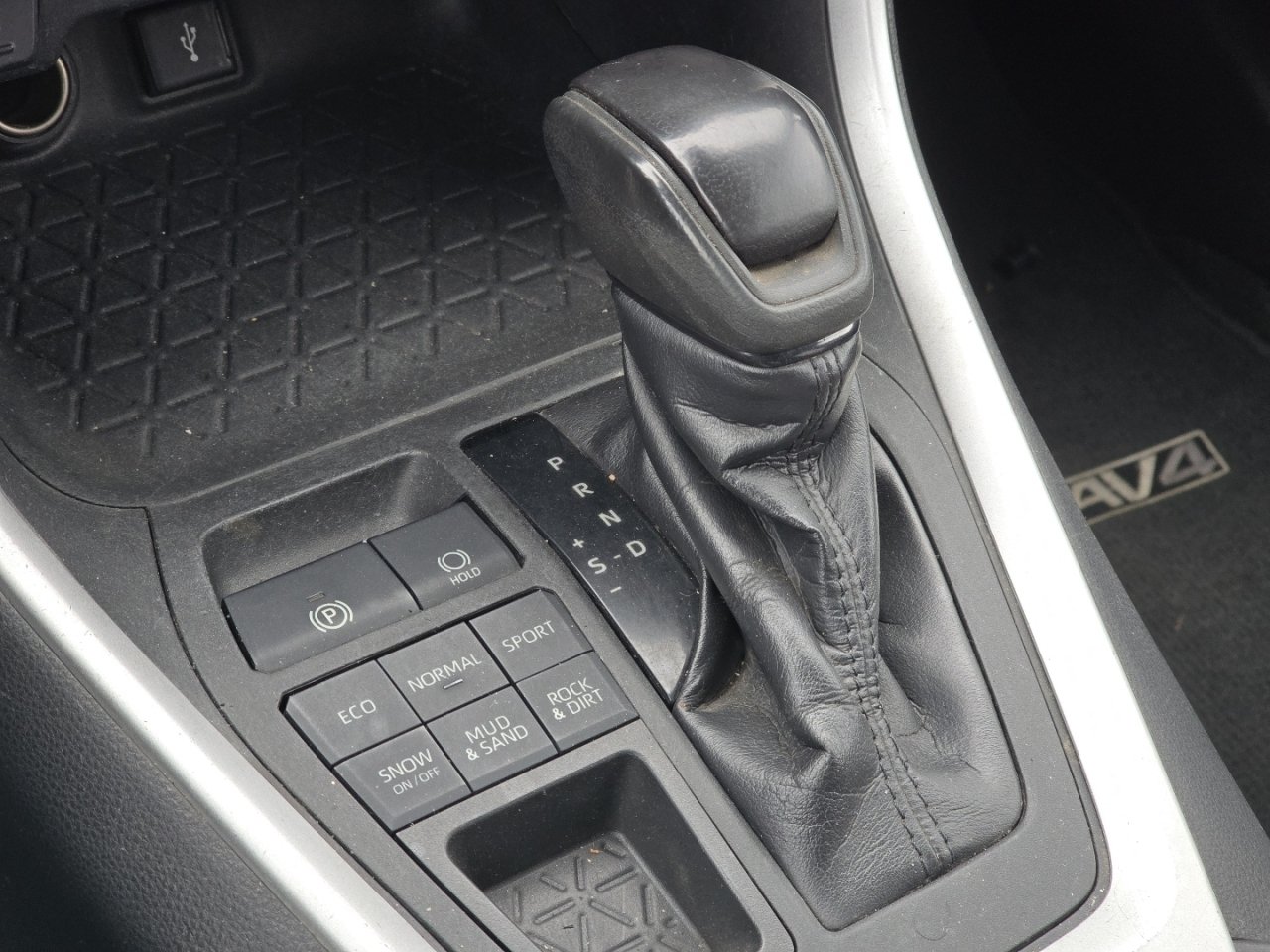 Used 2021 White Toyota LE image 12