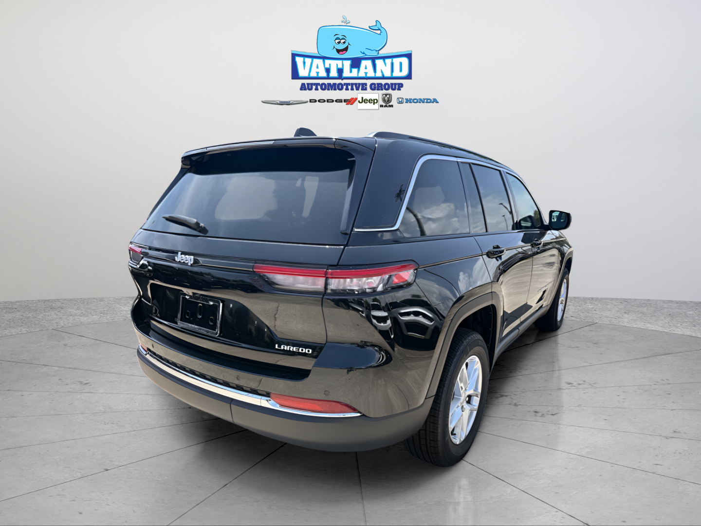 New 2026 Diamond Black Crystal Pearl-Coat Exterior Paint Jeep Laredo X image 40