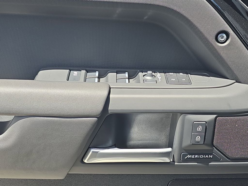 New 2026 Santorini Black Land Rover S image 29