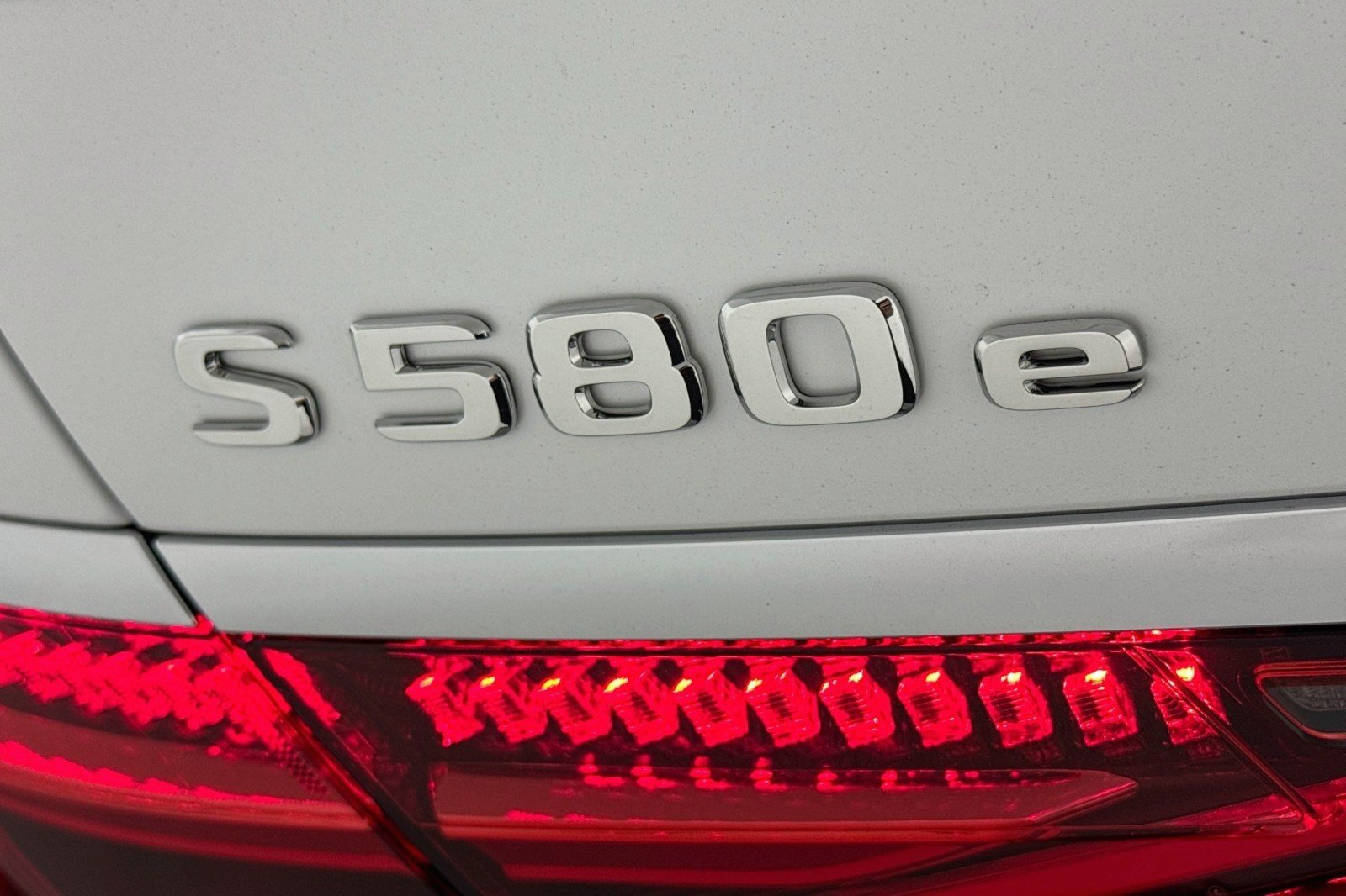 Certified Used 2026 MANUFAKTUR Moonlight White Metallic Mercedes-Benz S 580e image 9