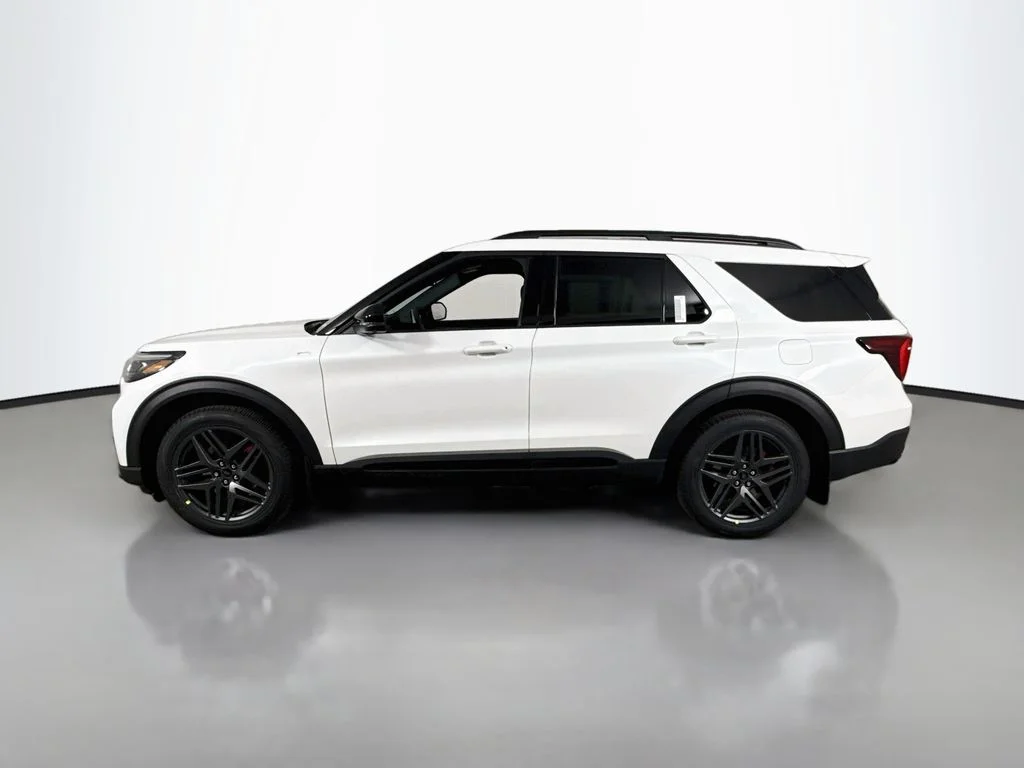 New 2026 Star White Metallic Tri-Coat Ford ST-Line image 4