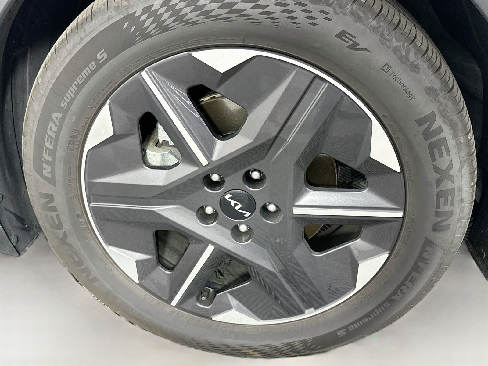 Used 2025 Wolf Gray Kia Light image 30
