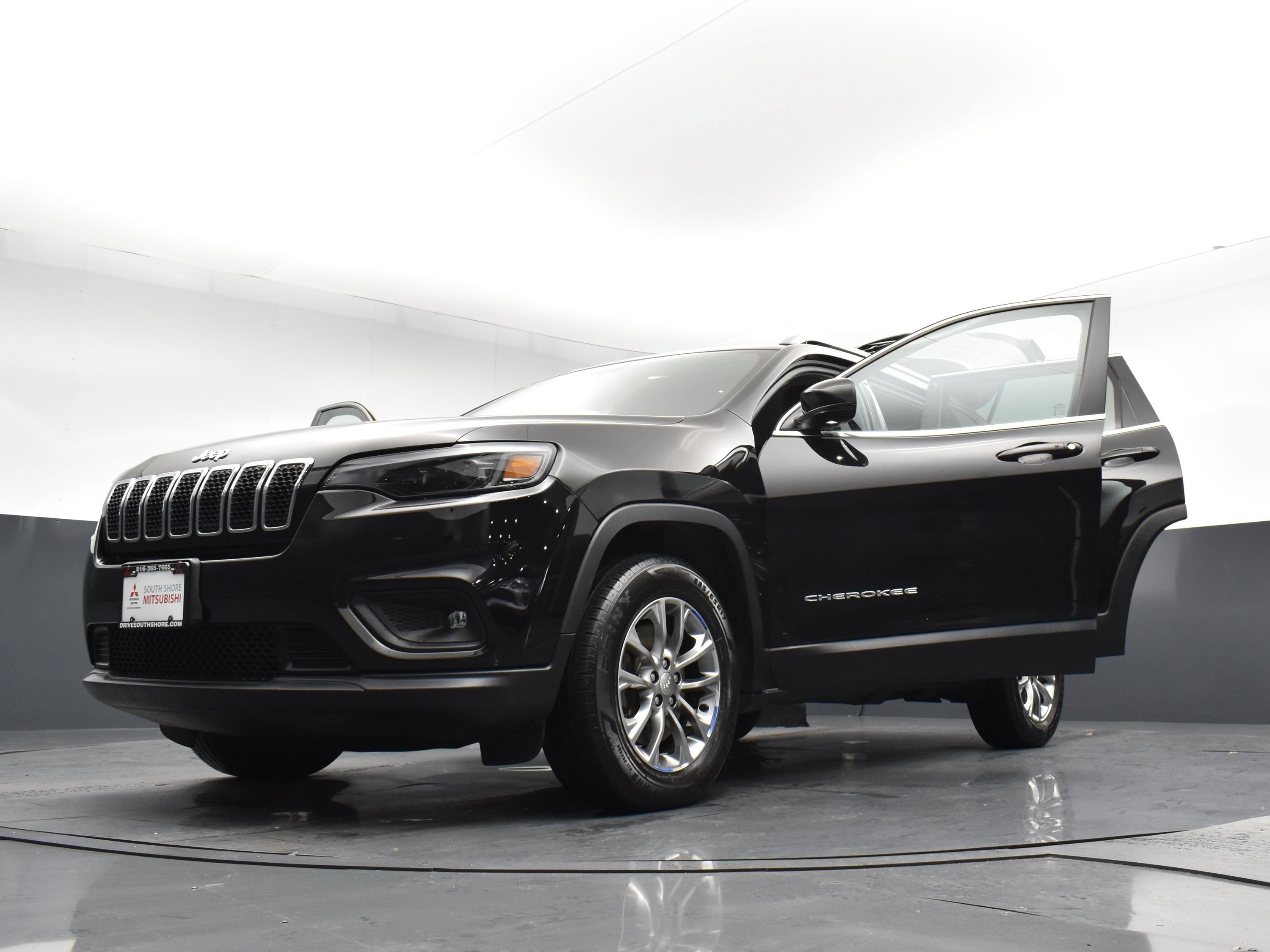 Used 2019 Diamond Black Crystal Pearlcoat Jeep Latitude Plus image 30