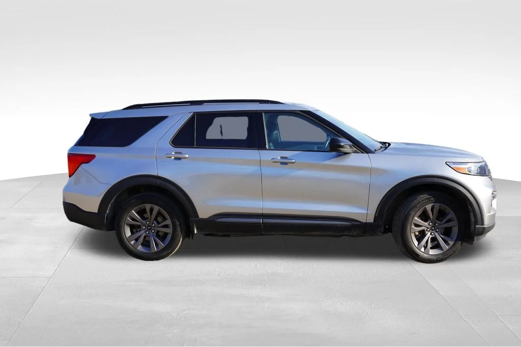 Used 2023 Silver Ford XLT image 2
