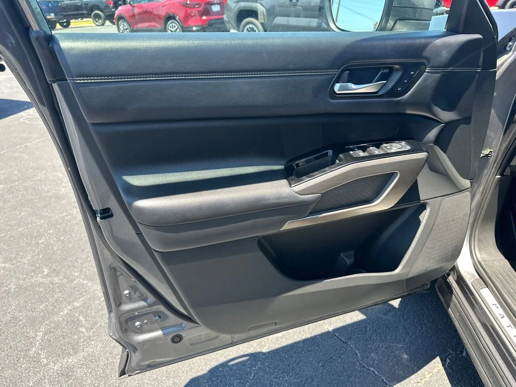 Used 2024 Gray Nissan Platinum image 10