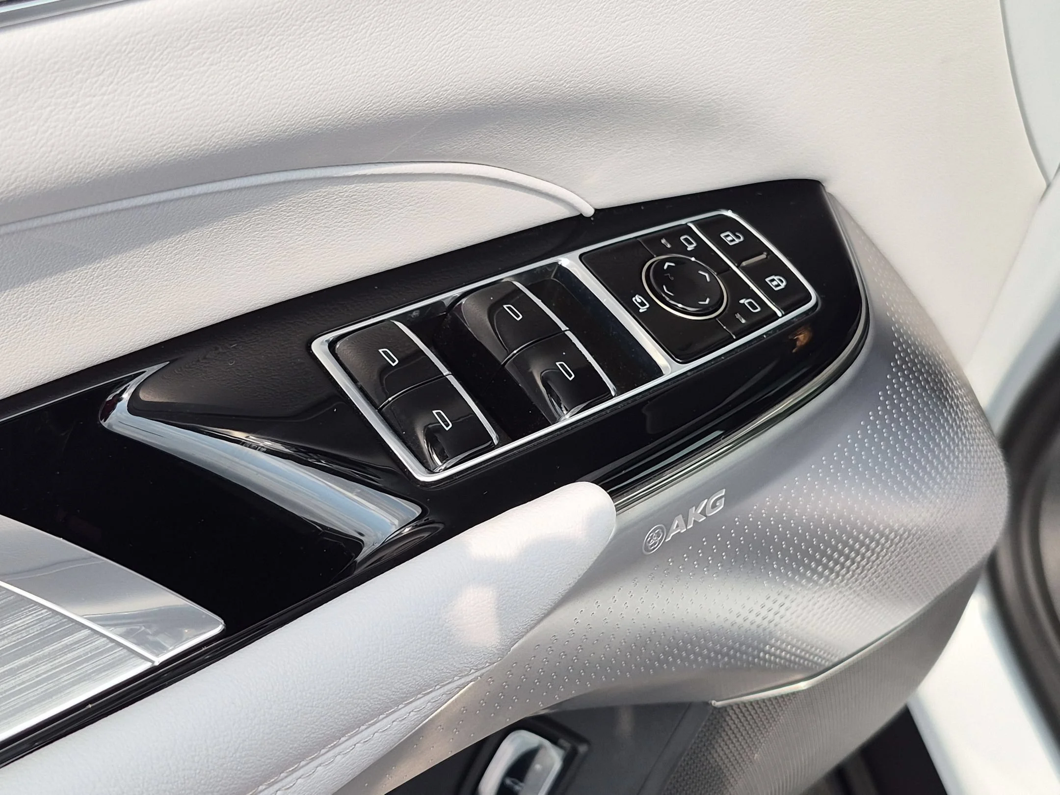 Used 2024 Crystal White Tricoat Cadillac Luxury image 23